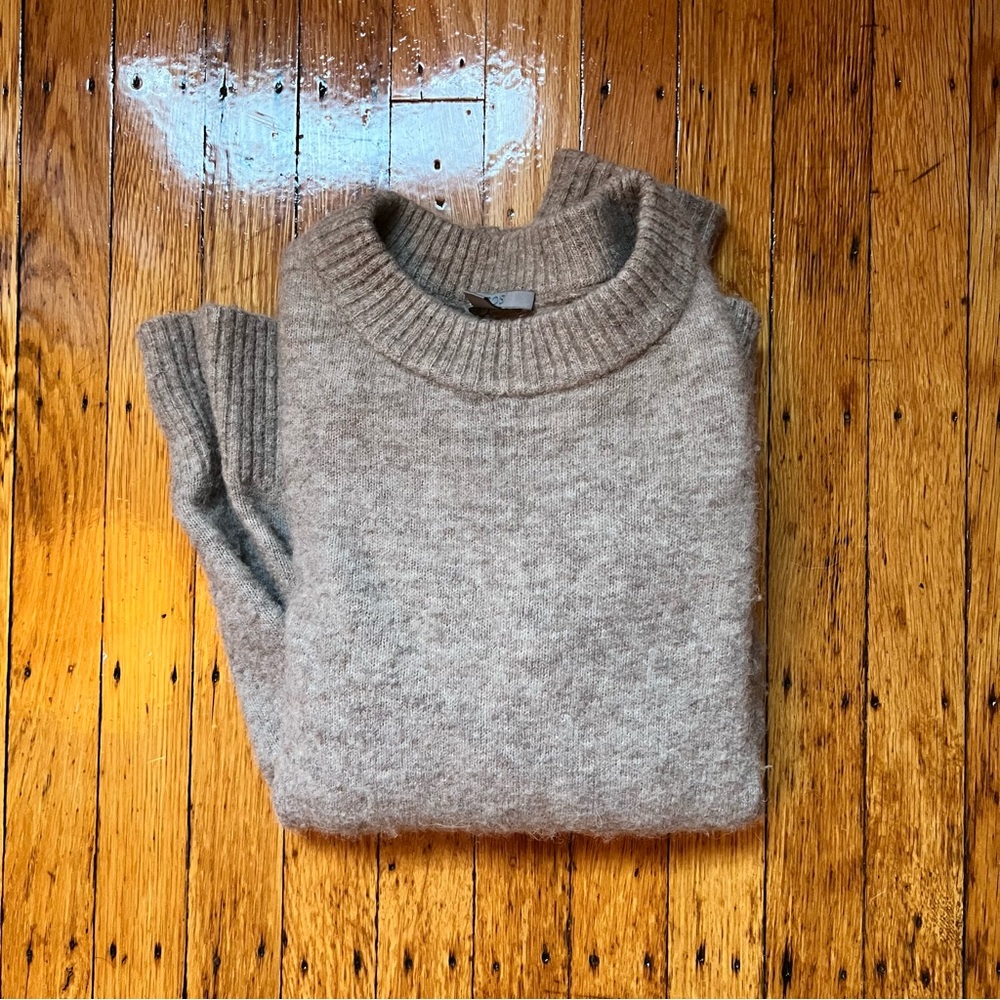 Elegant Gray Women's Crew Neck Sweater